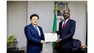 Photo de Le ministre des affaires étrangères reçoit une copie des lettres de créance du nouvel ambassadeur de Chine