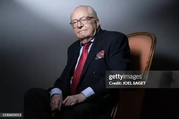 Le fondateur français du parti d'extrême droite Front national (FN) Jean-Marie Le Pen pose lors d'une séance photo chez lui à Saint-Cloud le 14 janvier 2021. (Photo par JOEL SAGET / AFP) (Photo par JOEL SAGET/AFP via Getty Images)