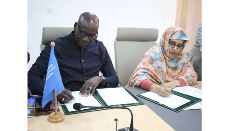 accord a été paraphé par Mme Massouda Mint Baham Ould Mohamed Laghdhaf, ministre de l’Environnement et du Développement Durable, et M. Aliou Diongue, représentant du PAM en Mauritanie.