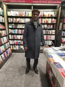 Dème Abdoul Aziz à la recherche des livres pour les enfants et les jeunes mauritaniens dans les villages.