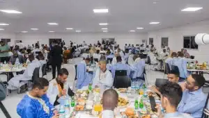 un banquet d'iftar en l'honneur d'un groupe d'étudiants universitaires représentant divers établissements d'enseignement supérieur du pays.