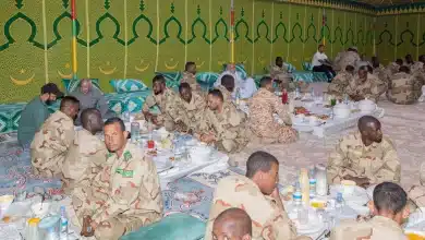 Photo de Le président Ghazouani à la table des soldats : un geste fort de solidarité et d’engagement