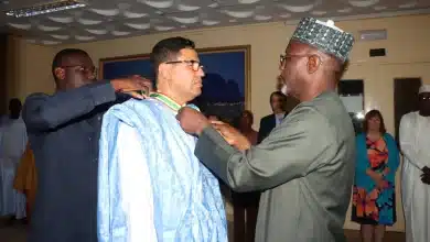 Photo de Niamey: L’ambassadeur mauritanien en fin de mission elevé au grade de commandeur de l’ordre du mérite du Niger