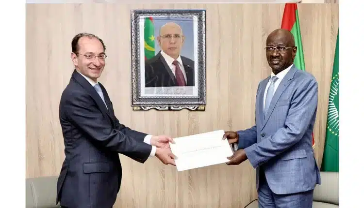 Photo de Le ministre des Affaires étrangères reçoit les copies figurées des lettres de créance de l’ambassadeur d’Espagne