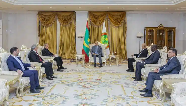 Le Président de la République reçoit un envoyé spécial du Président de la Palestine