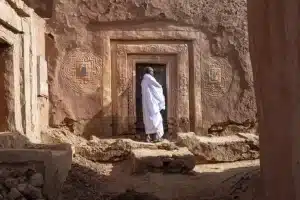 Mohamed Ben Baty entre dans sa maison, le 4 avril, dans la ville médiévale de Oualata, en Mauritanie.Photo : AFP/VNA/CVN
