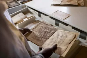 Mohamed Ben Baty contemple un très ancien manuscrit, le 4 avril, dans la ville médiévale de Oualata, en Mauritanie.Photo : AFP/VNA/CVN

