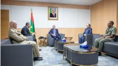 Photo de Le ministre de la Défense s’entretient avec l’ambassadeur algérien