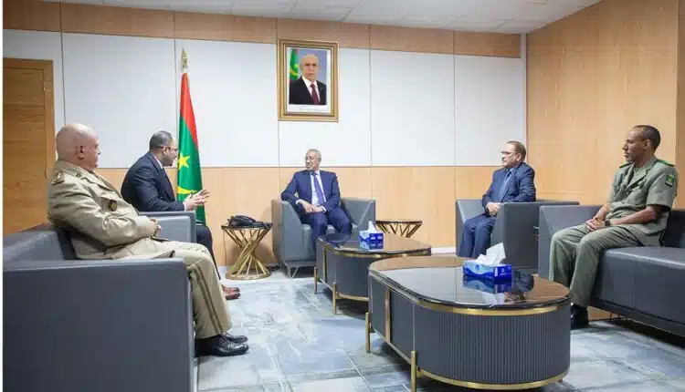 ministre de la Défense avec l’ambassadeur algérien