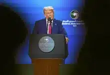 Photo de Trump lève les sanctions américaines contre la Syrie, qui qualifie cette décision de « tournant décisif. »