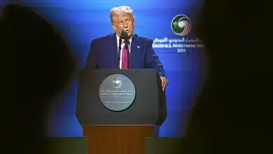 Photo de Trump lève les sanctions américaines contre la Syrie, qui qualifie cette décision de « tournant décisif. »