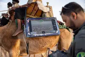 Un membre de la Garde nationale mauritanienne pilote un véhicule aérien sans pilote (UAV) à la périphérie de Oualata, le 6 avril 2025 [Patrick Meinhardt/AFP]