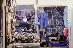 Les garçons travaillent à fabriquer des chaussures à l'Organisation pour le soutien des migrants et des réfugiés de Nouadhibou, en Mauritanie