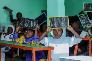 Les garçons sont assis dans une salle de classe à l'Organisation de Soutien aux Migrants et Réfugiés de Nouadhibou [Fichier : Khaled Moulay/AP].