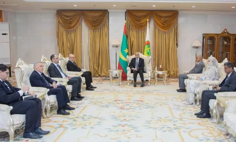 Le président mauritanien, M. Mohamed Ould Cheikh El Ghazouani, a reçu, vendredi à Nouakchott, le ministre du Commerce intérieur et de la Régulation du marché national, M. Tayeb Zitouni, avec qui il a évoqué le développement des relations économiques entre les deux pays.