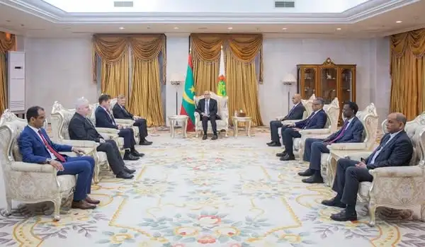  Le Président Mohamed Ould Ghazouani a reçu à Nouakchott une délégation de BP dirigée par Murray Auchincloss. L'accent a été mis sur le projet gazier Grand Tortue Ahmeyim et les perspectives de coopération énergétique régionale.