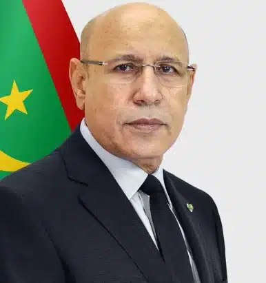 Mohamed Ould Cheikh El Ghazouani, présenté dans un document d'Ahmed Ould Bettar sur Rapide Info, illustre la transition d'un militaire vers le pouvoir civil en Mauritanie. Cette image symbolise son parcours, passant d'un général de l'armée à président de la République, soulignant ainsi son engagement envers la nation et son peuple.