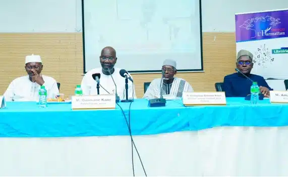 Photo de Ousmane Mamoudou Kane présente son ouvrage « Mon devoir de servir » à Dakar