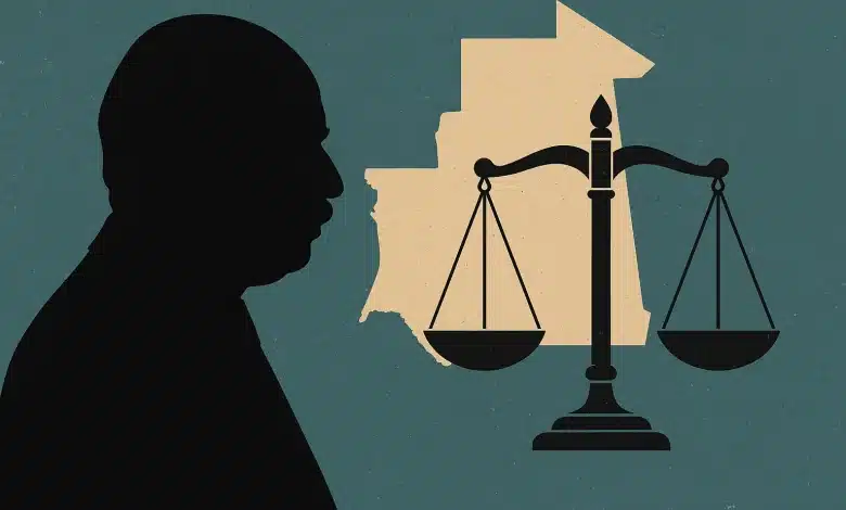 Illustration symbolique du procès de l’ancien président Mohamed Ould Abdel Aziz, avec balance de justice et carte de la Mauritanie en arrière-plan