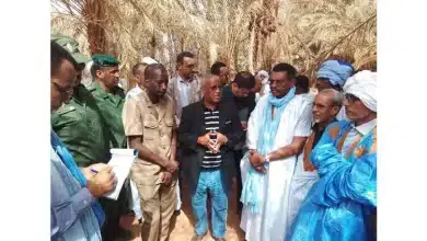 Photo de Le Wali du Tagant inspecte les dégâts causés par l’incendie de l’oasis “El Fajha”