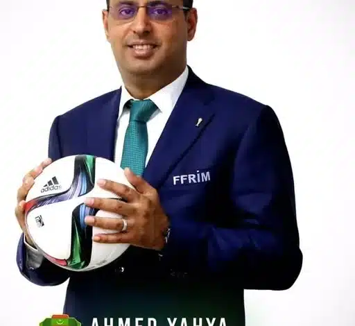 Ahmed Yahya, président de la FFRIM, tenant un ballon de football – acteur central de la modernisation du football mauritanien.