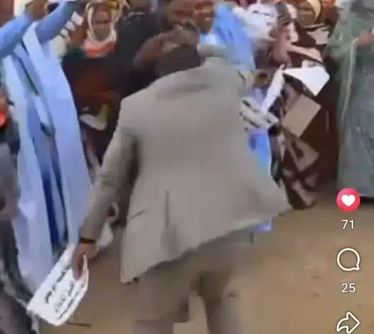 Des collaborateurs des médias publics mauritaniens manifestent leur joie après l’annonce de leur titularisation officielle
