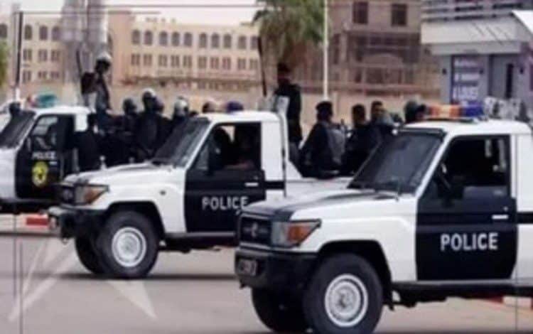 Véhicules de la police mauritanienne en patrouille dans une zone urbaine