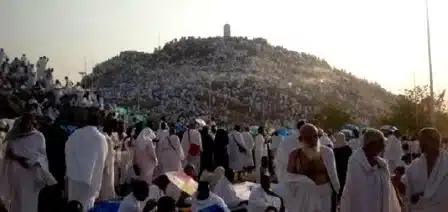 Des pèlerins rassemblés à Mina au lever du jour lors du Hajj 2025, en route vers le mont Arafat pour accomplir les rites sacrés.