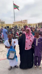 Une accompagnant ces enfants lauréats de l'école Arafat 1