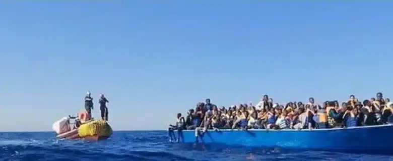 Des jeunes hommes assis, regard tourné vers l’horizon, symbolisant l’attente, l’incertitude ou le désir d’ailleurs.