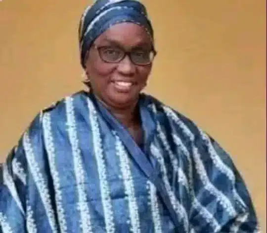 Portrait de Kadiata Malick Diallo en tenue traditionnelle, souriante