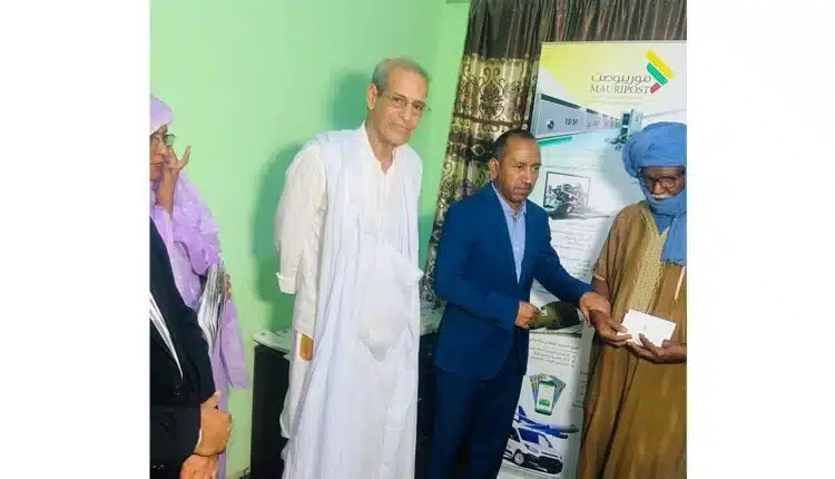 Le wali de Tiris-Zemmour, M Tayib Ould Mohamed Mahmoud, a supervisé mercredi, dans les locaux de Mauripost à Zouerate, le lancement de la distribution des aides financières
