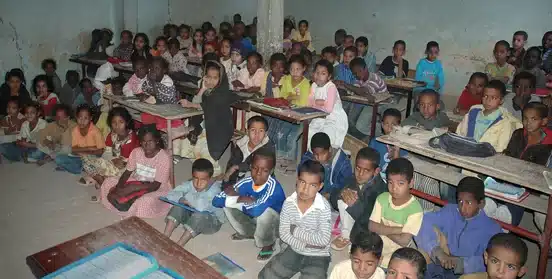 Enfants dans une école mauritanienne, symbolisant les inégalités éducatives.