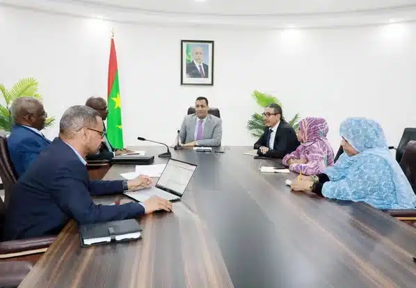 Le Premier ministre Mokhtar Ould Diay préside une réunion au Premier ministère pour résoudre le dossier des travailleurs non permanents de la Société nationale d’électricité, en collaboration avec le ministère des Finances, conformément aux directives du Président Mohamed Ould Cheikh El Ghazouani.