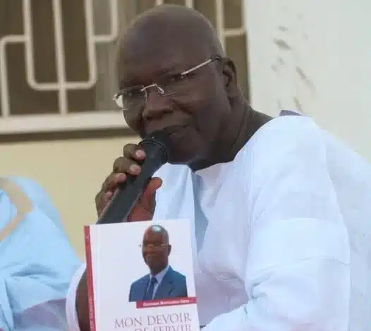 Ousmane Mamoudou Kane présentant son livre Mon Devoir de Servir lors de la cérémonie de dédicace aux Traversées Mauritanides.