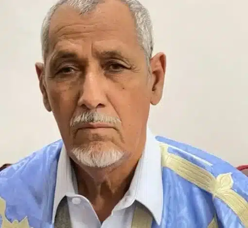 Portrait de Moustapha Sidatt, ancien sénateur mauritanien, vêtu d’un boubou bleu, regard sérieux
