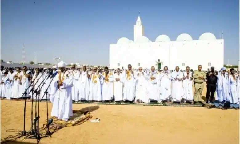 Autorités religieuses et administratives à la prière de l’Aïd, sans le Président ni le Premier ministre.