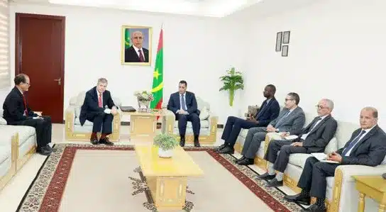 Le Premier ministre El Moctar Ould Djay rencontre M. Philip Mitchell d'Aura Energy pour discuter de l'exploitation de l'uranium.
