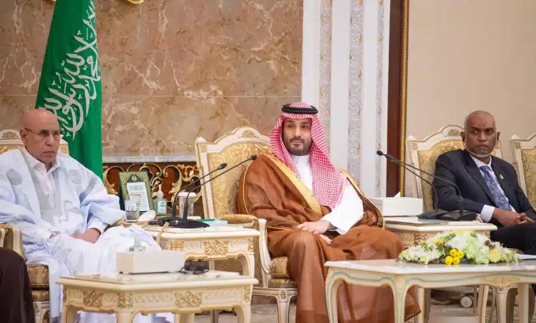 Le Président mauritanien Mohamed Ould Cheikh El Ghazouani et le Prince héritier saoudien Mohammed ben Salman assis côte à côte lors d’une cérémonie au palais royal de Mina à l’occasion de l’Aïd al-Adha