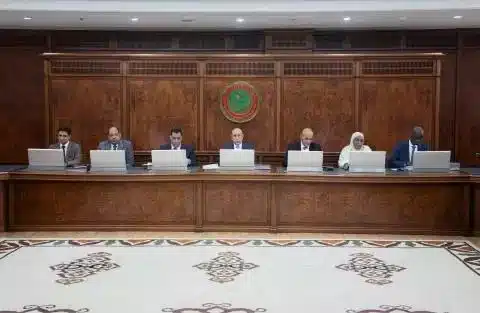 Membres du gouvernement mauritanien lors du Conseil des ministres présidé par Mohamed Ould Cheikh El Ghazouani au palais présidentiel de Nouakchott