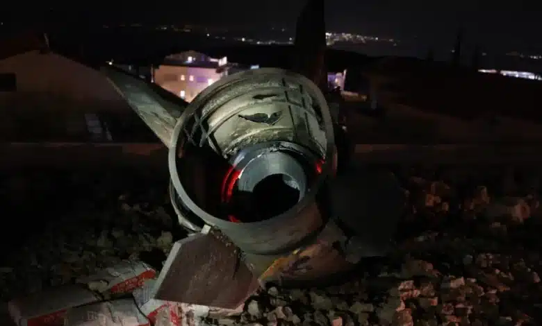 Une photo prise le 16 juin 2025 montre des débris de missile à Safed, dans le nord d'Israël. [Photo par David Cohen/JINI via Xinhua].