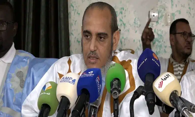 Hamadi Ould Sidi Mokhtar, leader de l'opposition, s'exprimant lors d'une conférence de presse sur le dialogue politique en Mauritanie.