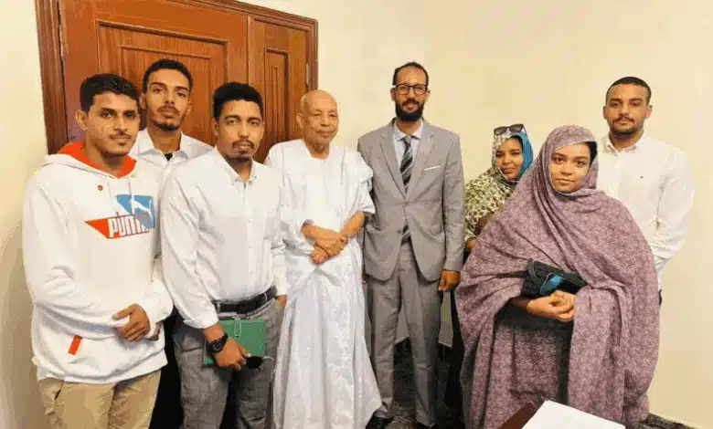 Un groupe de jeunes sollicite son adhésion au dialogue national lors d’une rencontre avec son coordinateur