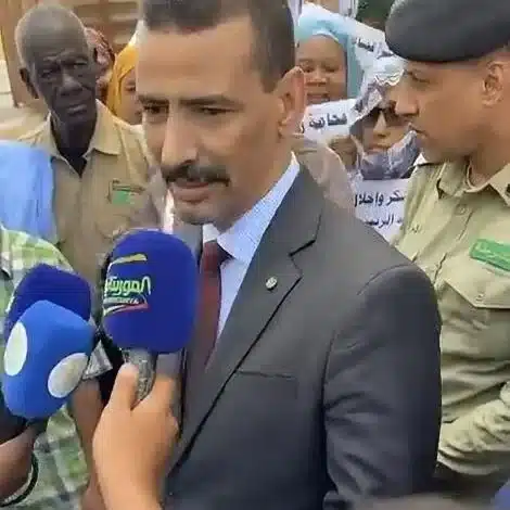 le Ministre de la culture avec les agents des médias publics mauritaniens qui célèbrent leur titularisation