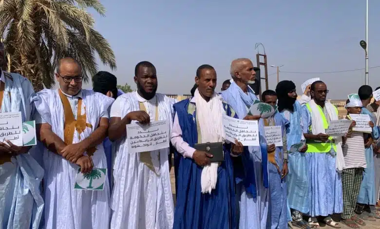 الأخبار (نواكشوط) – شارك نواب برلمانيون اليوم الخميس في وقفة احتجاجية نظمها السكان أمام مقر ولاية آدرار بمدينة أطار، للمطالبة بتحسين  الخدمات الأساسية، وفي مقدمتها الكهرباء
