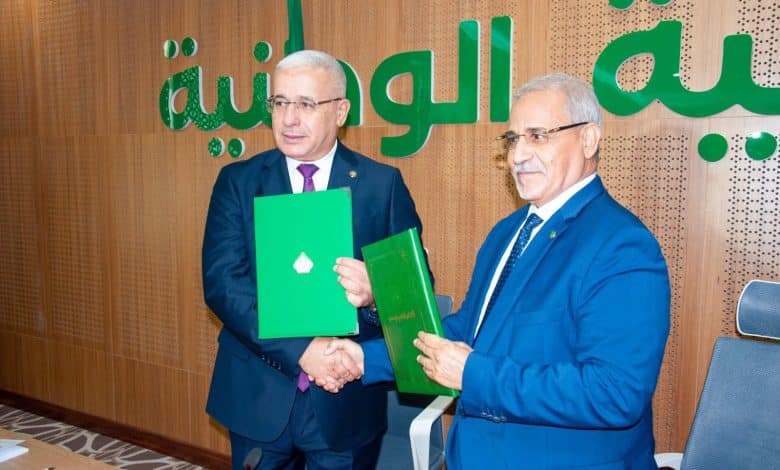 ووقع الاتفاق عن الجانب الموريتاني رئيس الجمعية الوطنية (البرلمان) محمد ولد مكت، وعن الجانب الجزائري رئيس المجلس الشعبي الوطني الجزائري (البرلمان) إبراهيم بوغالي.