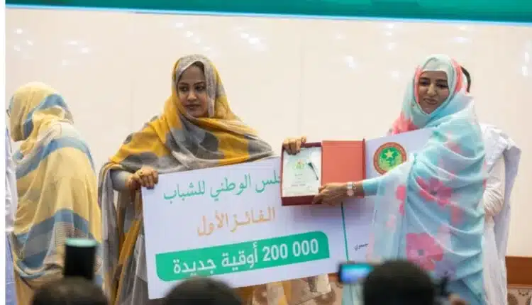 السيدة الأولى مريم فاضل الداه تسلم جائزة العمل التطوعي لشابة موريتانية خلال الحفل في نواكشوط