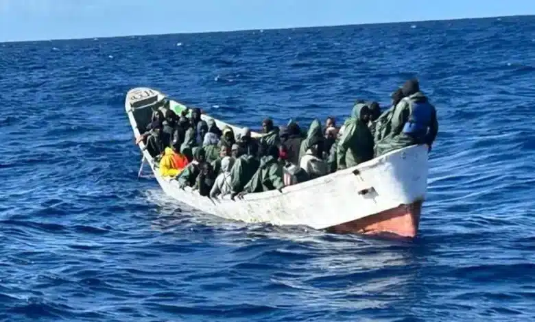 Sauvetage de 47 migrants près d’El Hierro : un cayuco intercepté après quatre jours de mer depuis la Mauritanie
