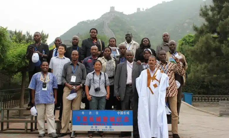 Groupe d’administrateurs hospitaliers mauritaniens posant devant la Grande Muraille de Chine lors d’une visite officielle en Chine.