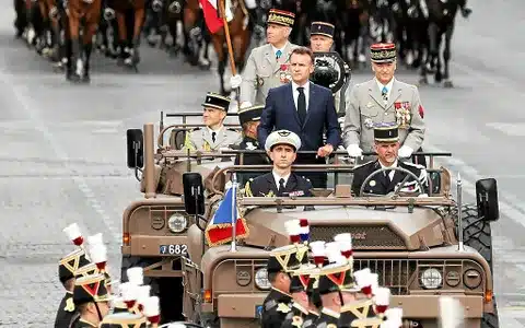 Le président Emmanuel Macron accompagné des chefs militaires lors du défilé du 14-Juillet 2025 sur les Champs-Élysées à Paris.
